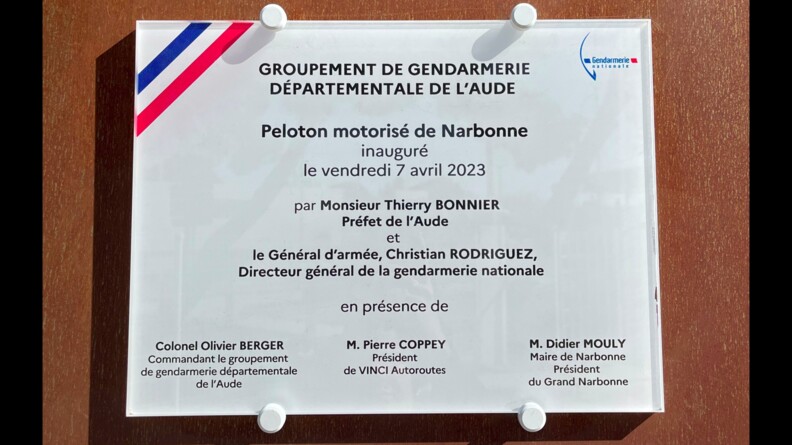 Agrandir l'image Plaque d'inauguration du peloton motorisé de Narbonne sur un mur orange