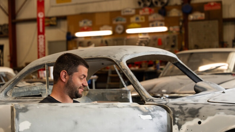 Agrandir l'image Le mécanicien souriant restaure l'alpine A110 au niveau de la portière droite