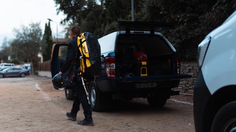 Gendarme de la CNAMO Sud se déplaçant avec son matériel.