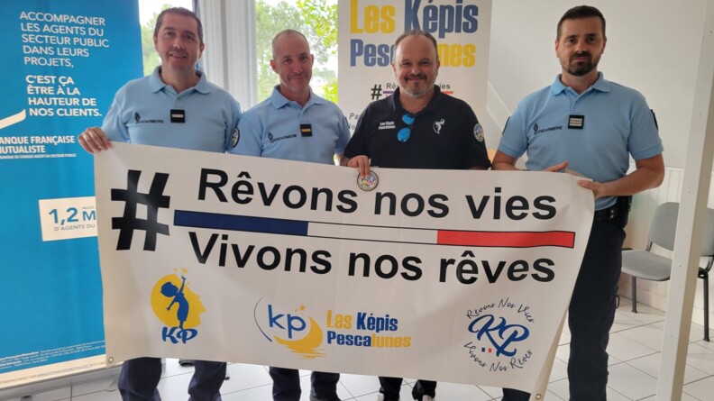 Agrandir l'image Tenant la banière des képis pescalune, deux gendarmes à gauche, un homme vêtu d'un polo noir et un gendarme à droite