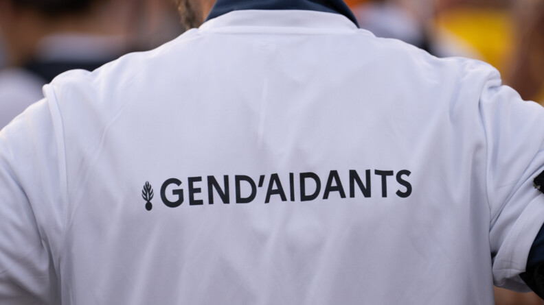 Photo d'un t-shirt blanc, portant dans le dos l'inscription GEND'AIDANTS de couleur noire