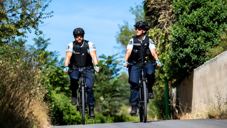Le vélo à assistance électrique est idéal pour patrouiller aux alentours du village où les petites bosses sont nombreuses.