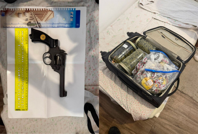 À gauche, un revolver. À droite, une valise remplie de stupéfiants conditionnés