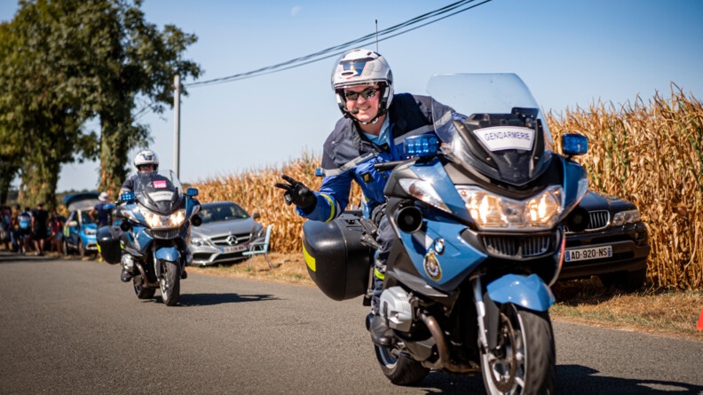 L’escadron motocycliste de la Garde républicaine escorte la course, ainsi que la caravane en amont, depuis 1953.