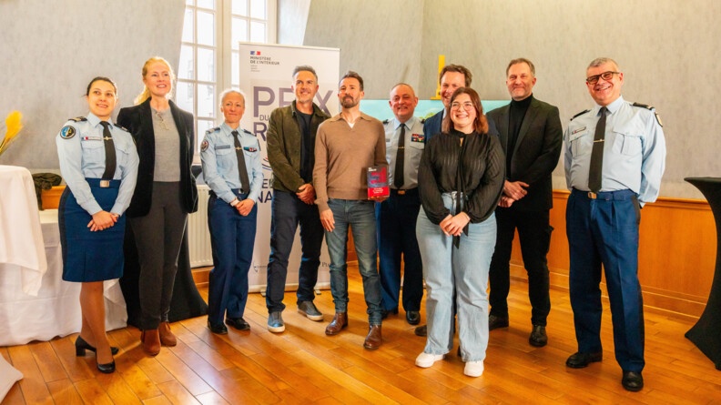 Photo de groupe des membres du jury du prix plon avec l'auteur. Il y a 10 personnes sur la photo dont 4 gendarmes parmis lesquels trois jur&eacute;s et le directeur g&eacute;n&eacute;ral de la gendarmerie.