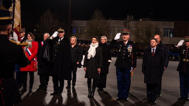 Agrandir l'image 11 autorités civiles et militaires (gendarmes) alignés de face, saluent le drapeau, à gauche de la photo