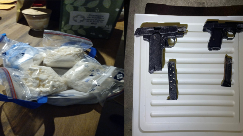 quatre sachets ziplock contenant de la cocaïne à gauche, à droite deux pistolets et leurs chargeurs