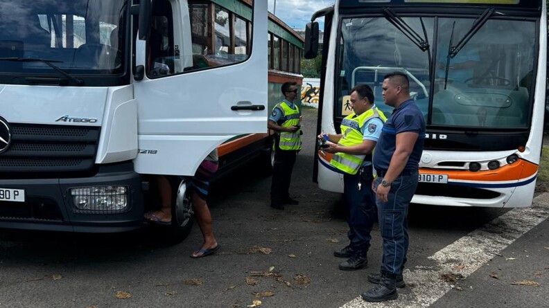 Agrandir l'image Deux gendarmes controlent des bus à Paea, une commune de l'ile de Tahiti