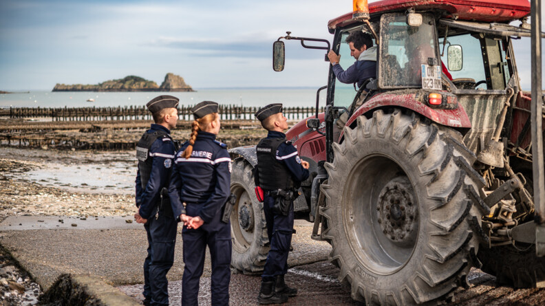Agrandir l'image Trois gendarmes parlent avec un homme dans un tracteur devant un parc ostréicole