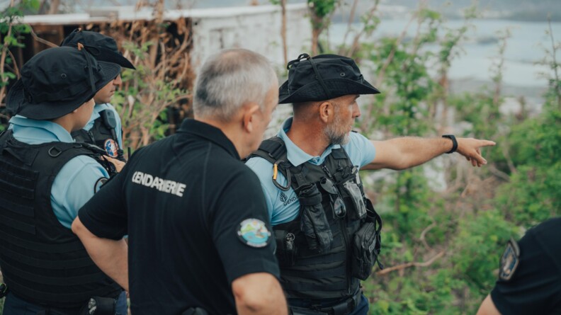 Le DGGN &eacute;change avec des gendarmes.