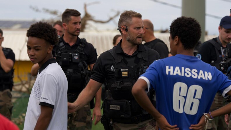 Le capitaine Cédric Mademann, commandant de l'Escadron de gendarmerie mobile (EGM) 35/3 de Saint-Nazaire, engagé pour sécuriser la distribution alimentaire à Sada, à Mayotte, après le passage du cyclone Chido.