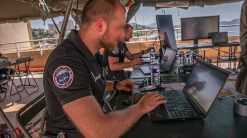 Militaires du GIGN au P.C. maritime.
