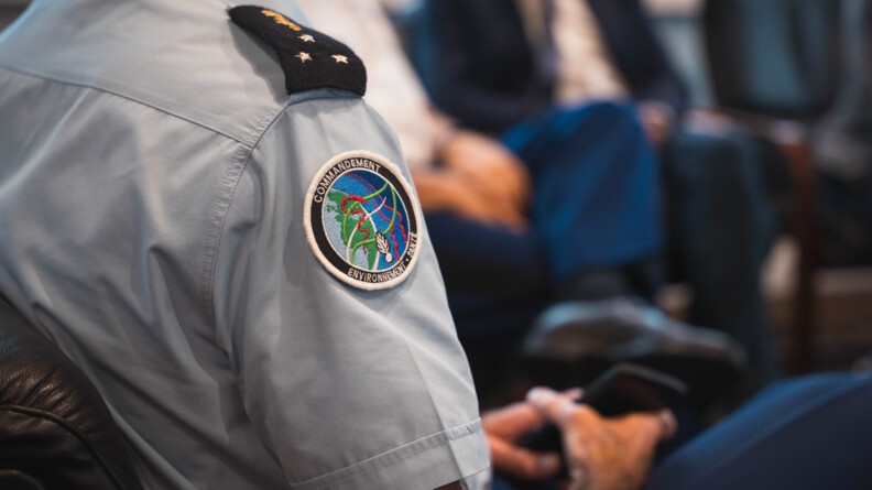Zoom sur une &eacute;paule droite d'un gen&eacute;ral trois &eacute;toiel de gendarmerie arborant la rondache du commandement de l'environnement et de la sant&eacute;
