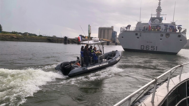 un semi-rigide de la BFG de Metz s'approche de la fr&eacute;gate, Normandie.