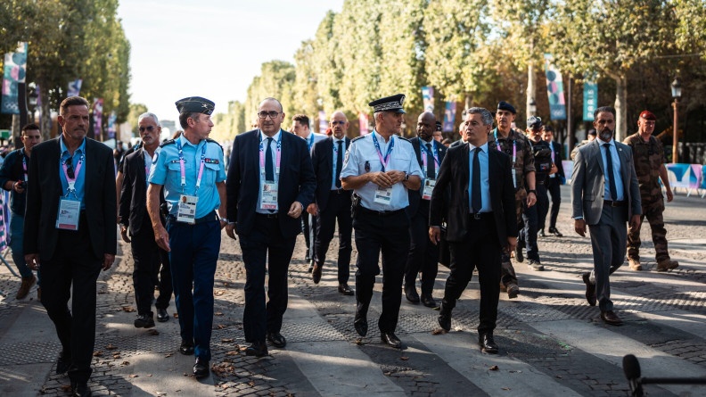 Agrandir l'image Une délégation composée d'autorités, notamment le ministre de l'Intérieur et des Outre mer Gérald Darmanin, et le préfet de police de Paris Laurent Nuñez, marchent sur l'Avenue des Champs Elysées à Paris, lors des Jeux Olympiques et Paralympiques de Paris.