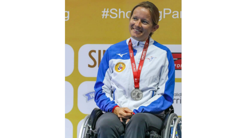 Gaëlle Edon avec sa médaille d'argent.