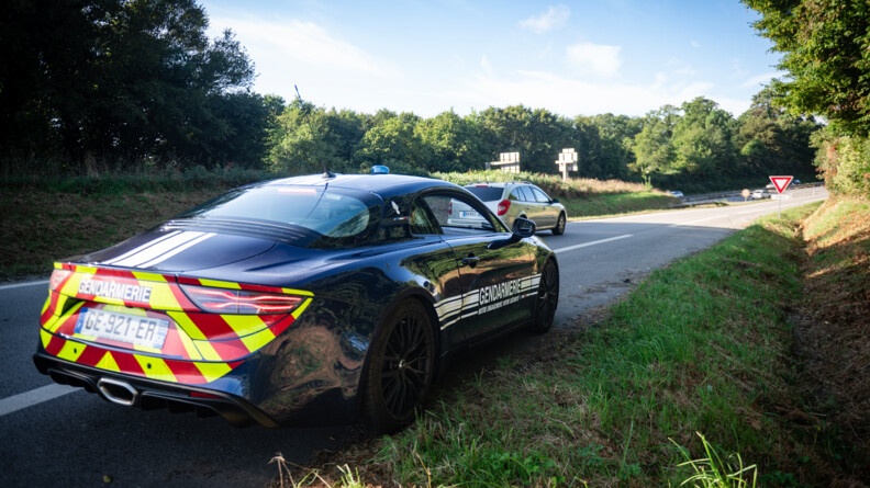 Le véhicule rapide d'intervention (VRI), l'Alpine 110 de la gendarmerie, prêt à intervenir sur la bretelle de l'axe routier.