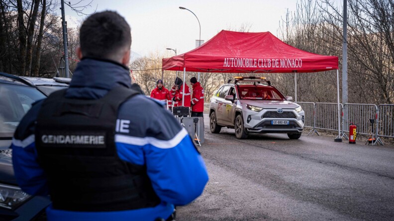 Un gendarme de dos devant le départ d'une spéciale du rallye Monte Carlo