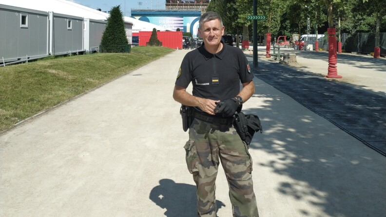 Un gendarme d'un PSIG qui pose devant la tour eiffel