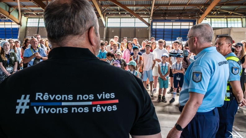 Agrandir l'image Le commandant de la Gendarmerie de l’Air et de l’Espace (GAE), le général Jérôme Bisognin, prend la parole devant les Képis Pescalunes sur la base aérienne d'Istres.