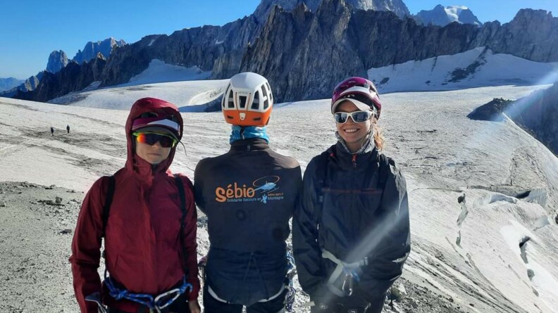Agrandir l'image Photo montrant Julie et Léane Turquat avec, entre les deux jeunes filles, un membre de l'association de dos portant une veste avec le logo de Sébio SSM.