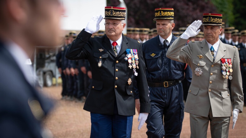 Agrandir l'image Les autorités militaires saluant lors de la cérémonie.