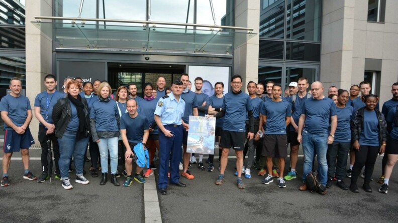 Agrandir l'image Les personnels et coureurs de la GTA devant le hall de la Direction Générale de la gendarmerie nationale