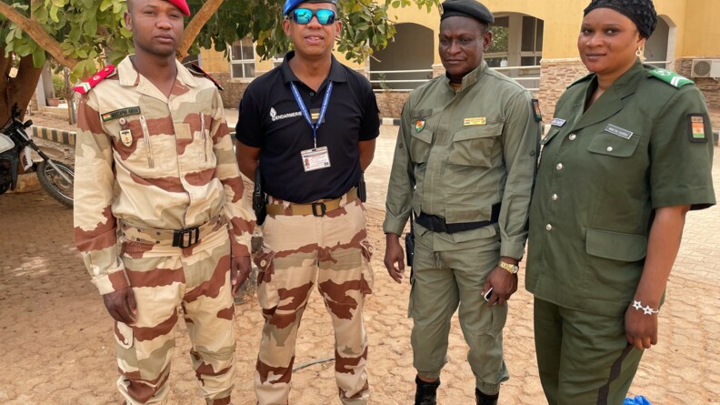 Agrandir l'image Le major Alain entouré de trois militaires nigériens.