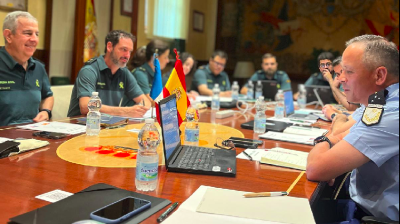 Agrandir l'image Gardes civils du SEPRONA échangeant avec le commandant du CESAN.
