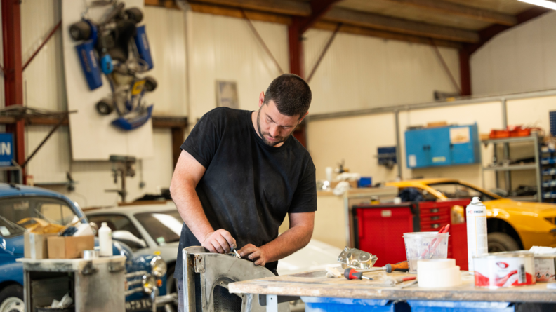 Agrandir l'image Le mécanicien travaille une pièce de l'Alpine A110 dans l'atelier du garage meca retro sport 76