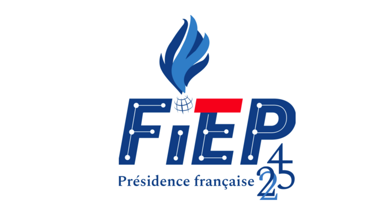 Logo bleu blanc rouge de la FIEP, portant l'inscription Pr&eacute;sidence fran&ccedil;aise 2025