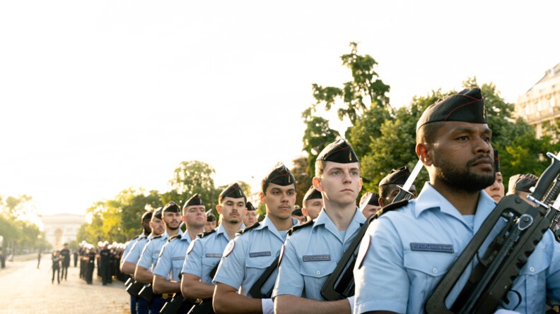 Les 1er et 2ème régiment d'infanterie de la Garde républicaine au pas sur l'avenue Foch, vue de côté et vue rapprochée sur quelques gendarmes équipés de famas