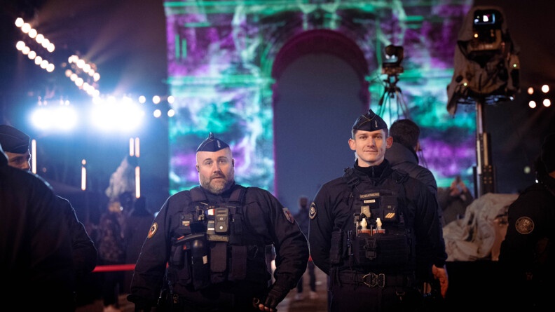 Deux gendarmes mobiles devant l'arc de Triomphe.