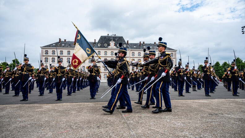 Les élèves officiers gardiens du drapeau défilent devant les 129 et 130e promotion