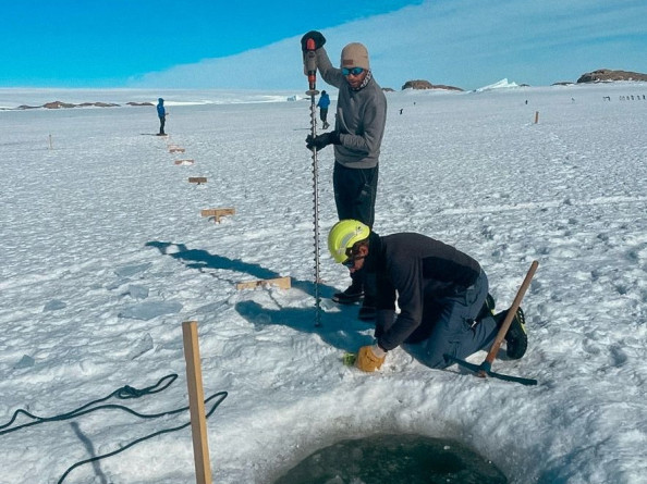 gendarmes en antarctique  3.jpeg
