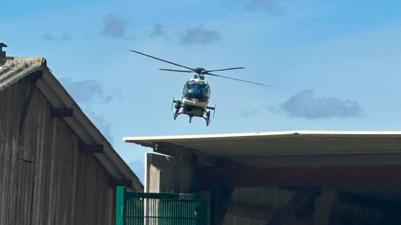 H&eacute;licopt&egrave;re de la gendarmerie en survol d'un corps de ferme