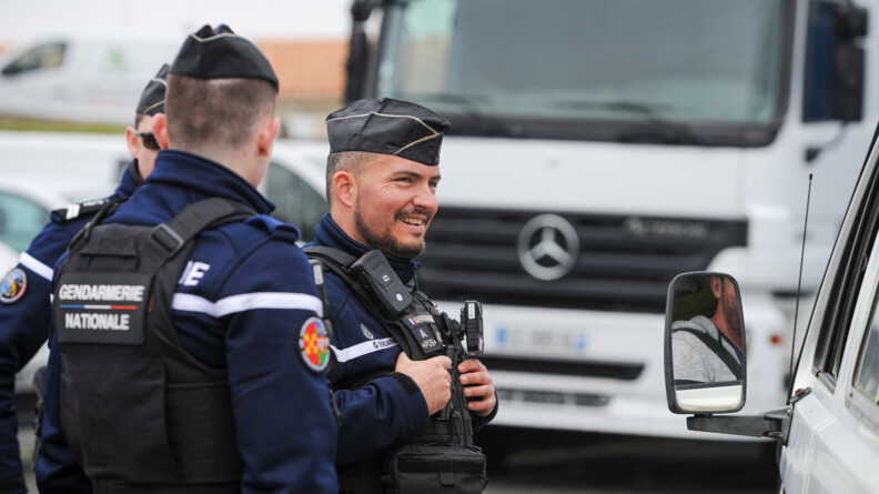 Agrandir l'image Trois gendarmes lors d'une opération de contrôle.