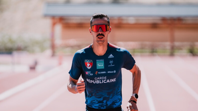 Mehdi Frère court avec des lunettes de sport