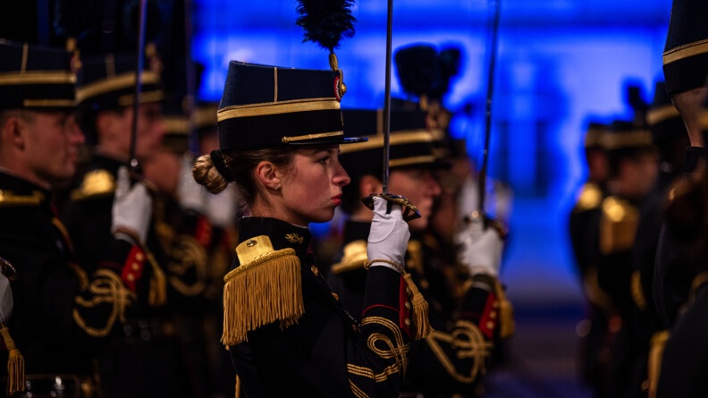 Agrandir l'image Les élèves officiers de l'EOGN de profil, alignés au présentez sabre, en premier plan une élève féminine