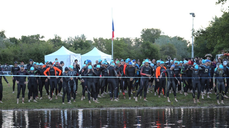 De nombreux sportifs pret à sauter dans l'eau