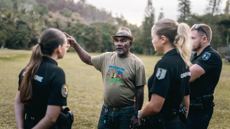 Membre de la tribu échangeant avec des gendarmes mobiles.