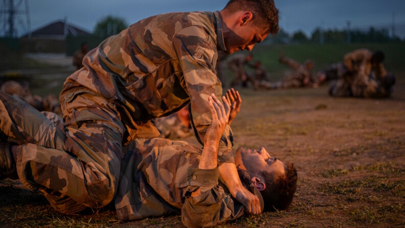 Deux élèves officiers apprennent les techniques de combat TIOR