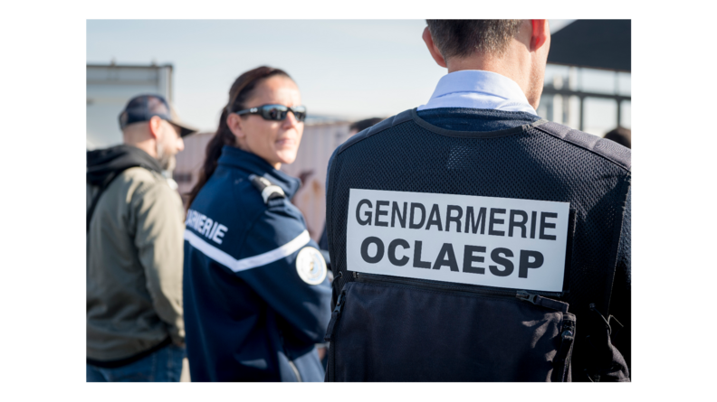 Un gendarme de dos, veste OCLAESP