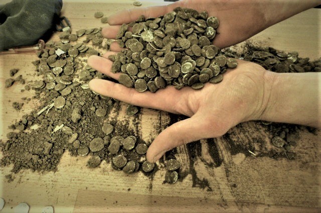 Agrandir l'image Plus de 2000 monnaies gauloises en argent déterrées par des détectoristes lors de fouilles illégales.