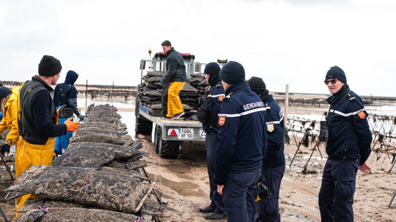 La brigade nautique au contact des ostréiculteurs.