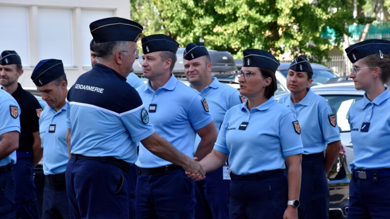 Le Directeur g&eacute;n&eacute;ral de la gendarmerie nationale (DGGN), le g&eacute;n&eacute;ral d'arm&eacute;e Christian Rodriguez, serre la main d'une gendarme du Groupement de gendarmerie d&eacute;partementale de Haute-Savoie.