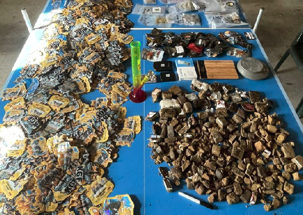 Agrandir l'image Sur une table de couleur bleue sont posés de nombreux produits stupéfiants