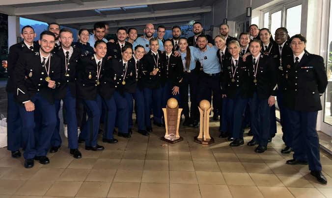 Les deux équipes masculine et féminine de handball de la gendarmerie nationale.