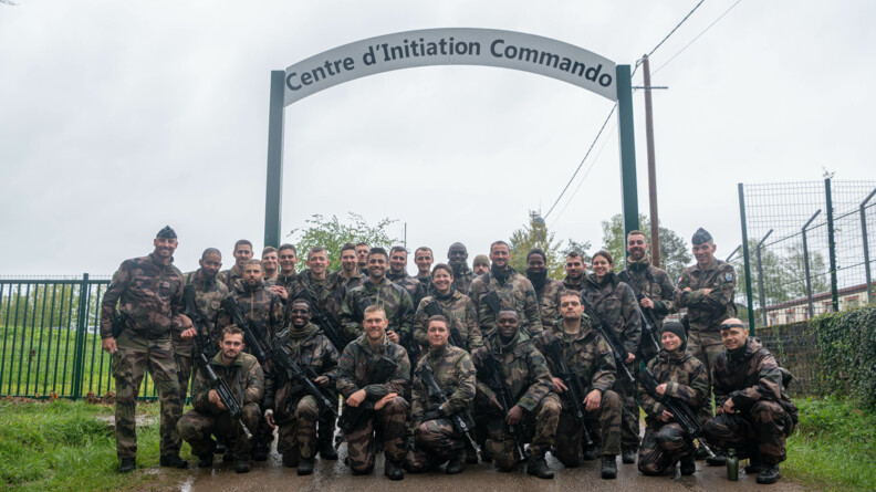 Agrandir l'image Nous voyons le 3ème peloton du 2ème groupement de l'EOGN posant devant l'entrée affichant "Centre d'initiation commando"