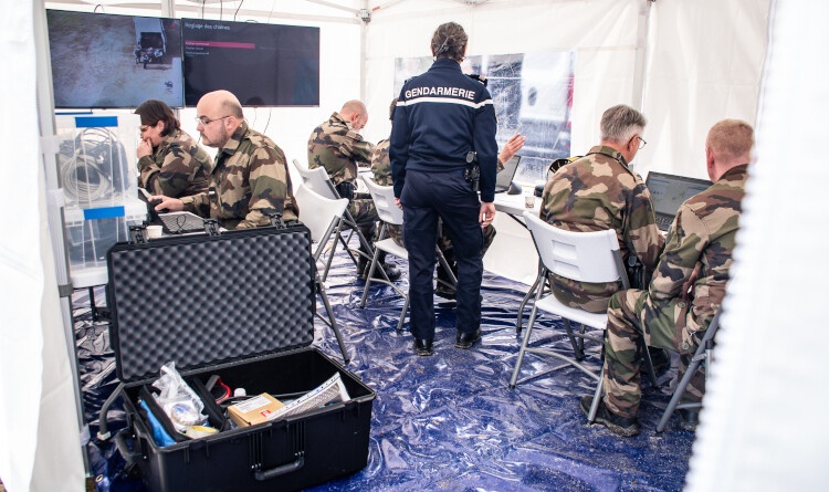 Agrandir l'image La cheffe du CZO entourée par les gendarmes en exercice au sein du poste de commandement avancé.